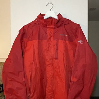 Rote Regenjacke von Regatta, wasserdicht