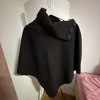 Poncho grigio scuro con colletto