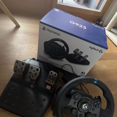 Racing wheel and pedals