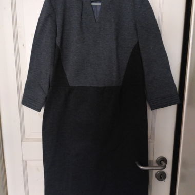 Klassisches graues und schwarzes Kostümkleid aus dickem Stoff
