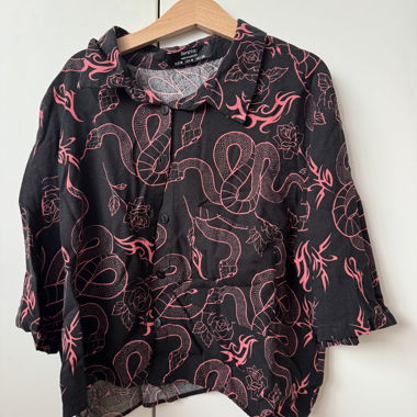 Chemise noire de Bershka avec motifs rouges