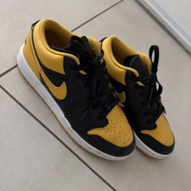 Baskets Nike noir/jaune