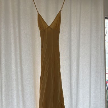 Gelbes Midikleid mit fliessendem Schnitt