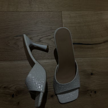 Mules à talons hauts blanches effet croco