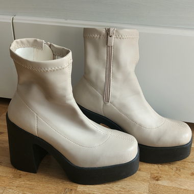 Stivaletti beige con plateau e tacco a blocco