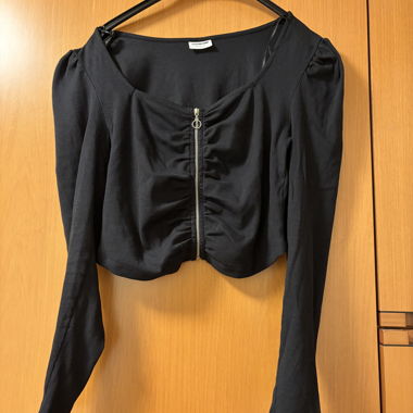 Top corto nero con zip