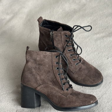 Stylische Wildleder Schnürstiefel