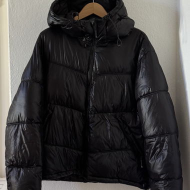 Glänzende Pufferjacke mit Kapuze