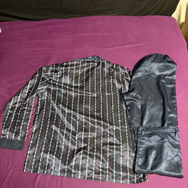 Pigiama in satin nero-blu a righe multicolori