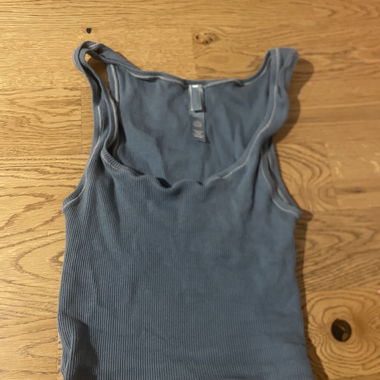 Skims short blue crop top
