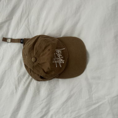 Cappellino marrone con ricamo