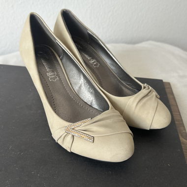 Escarpins compensés beige en cuir et velours 