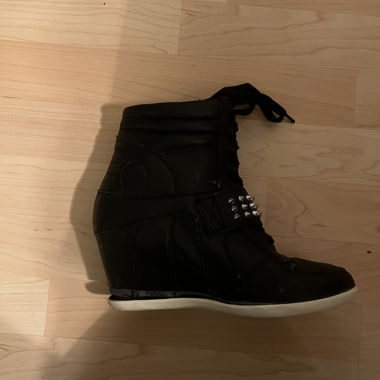 Schwarze Absatzsneaker Nieten (Isabel Marant like)