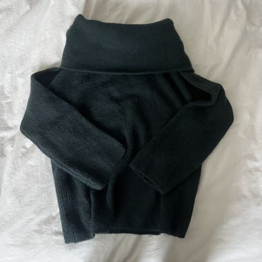 Dunkelgrüner Off-Shoulder-Pullover
