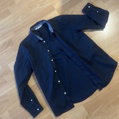 Chemise à pois foncés