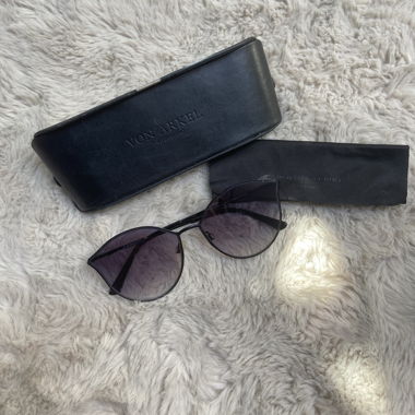 Schwarze Sonnenbrille mit Etui