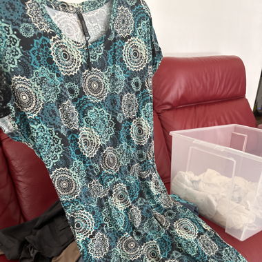 Mid-length Dress. Colors: Green, Blue and White.