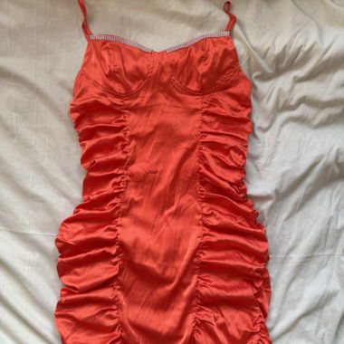 Orangenes Kleid mit Satin-Effekt