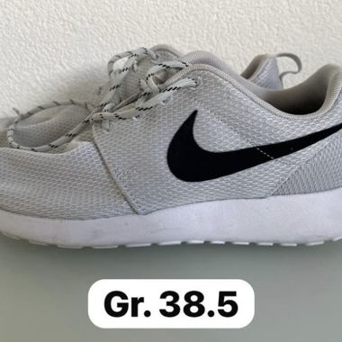 Baskets Nike T. 38,5