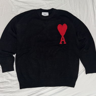 Maglione nero con cuore rosso