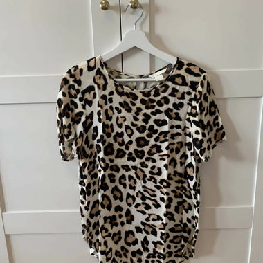T-Shirt Bluse mit Leoprint