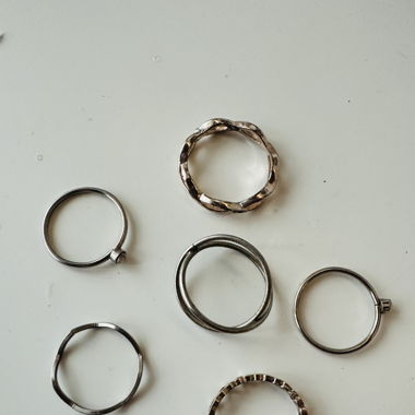 5 Ringe (Gold & Silber, oft getragen, nicht echt)