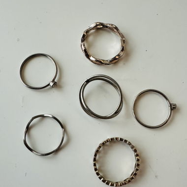 5 Ringe (Gold & Silber, oft getragen, nicht echt)