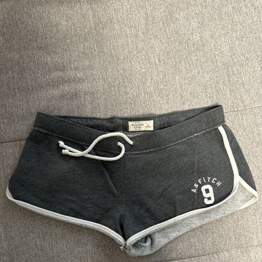 Kurze graue Hosen