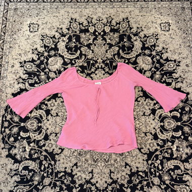 Top rosa con maniche a campana