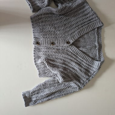Cardigan grigio lavorato a maglia