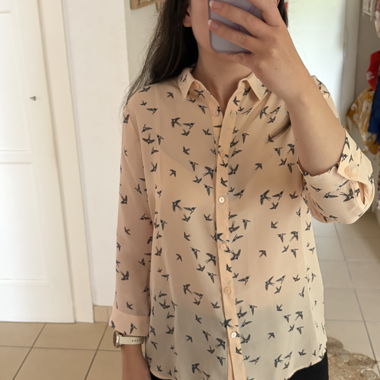 Camicia rosa con stampa di uccelli
