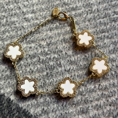 Goldene Blumenarmband