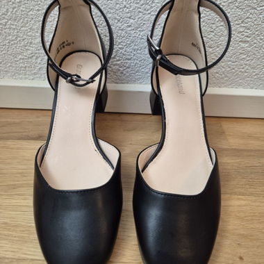 Schwarze Pumps mit Riemchen