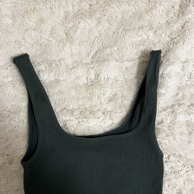 Elastisches Crop-Top in Khaki Farbe