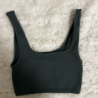 Elastisches Crop-Top in Khaki Farbe