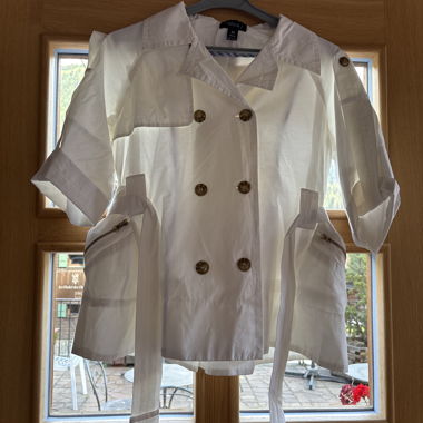 Weisse Jacke mit Gürtel und Kurzarm
