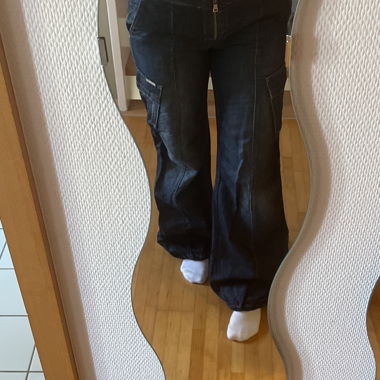 Pantalone a zampa vita bassa blu scuro con tasche cargo