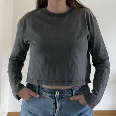 Graues Crop-Shirt mit langen Ärmeln