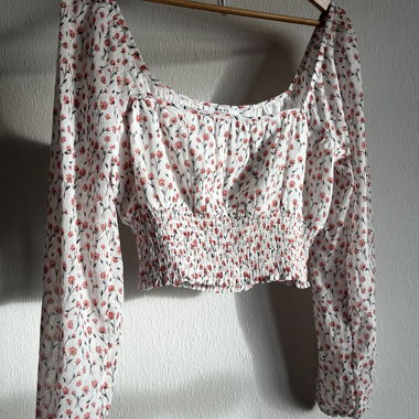 NA-KD cropped top with floral print, long sleeves