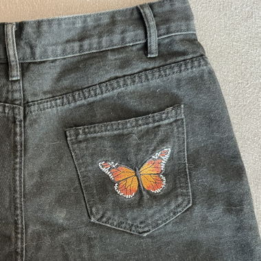 kurze Jeans mit Schmetterling