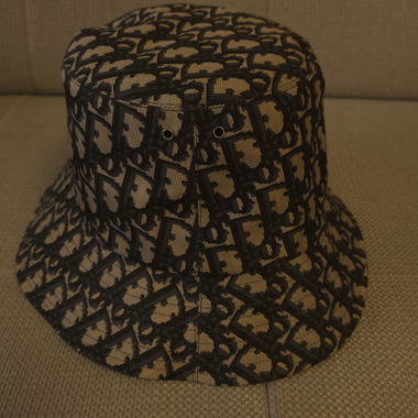 Wendbarer Teddy-D Bucket Hat mit kurzer Krempe