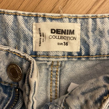 Blaue Jeans mit Löcher