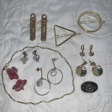 Schmuck: Ohrringe, Haarschmuck, Kette, Brosche