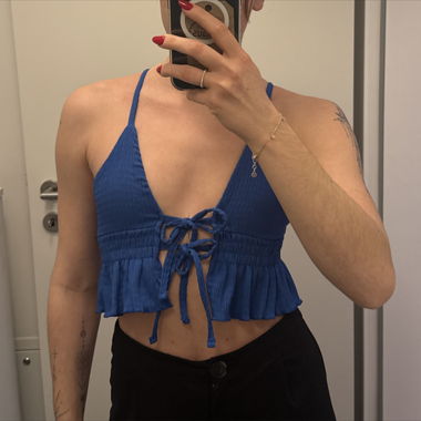 Crop-top bleu à volants, subdued