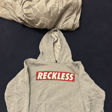 Pull à capuche gris