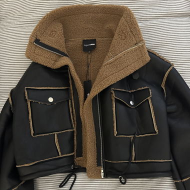 Giacca corta in ecopelle cropped con fodera teddy