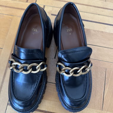 Loafer ZARA con catena