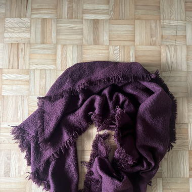 Grosser, bordeaux roter Schal