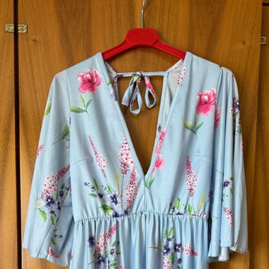 Robe d'été bleu clair avec décolleté en V