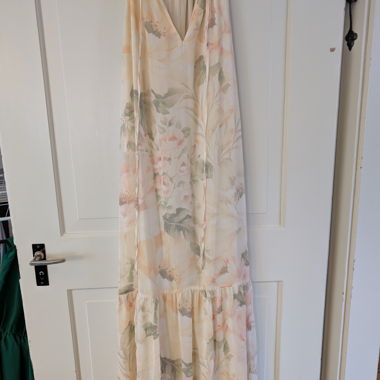 Langes, luftiges Kleid mit floralem Muster